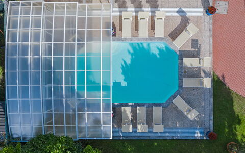 Besanina: Azul, Piscina, Ocio, Mueble Para Exteriores, Recurso, Material Compuesto, Sombra, Eco Hotel, Silla, Paraguas