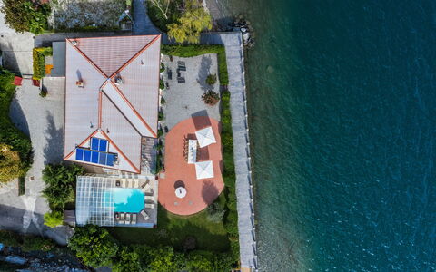 Besanina: Agua, Cuerpo De Agua, Piscina, Recurso, Lago, Eco Hotel, Ocio, Inmuebles, Villa, Hotel