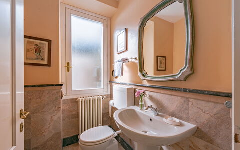 Besanina: Pared, Diseño De Interiores, Arreglo De Tubería, Piso, Suelo, Grifo, Lavabo Del Baño, Baño, Espejo, Lavabo