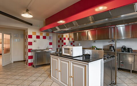 Besanina: Cocina, Electrodoméstico, Techo, Aparato De Cocina, Piso, Diseño De Interiores, Mostrador, Encendiendo, Mueble, Suelo