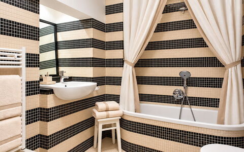 Portofino – Private Sea Access & Car-Free Luxury H: Diseño De Interiores, Textil, Baño, Piso, Suelo, Arreglo De Tubería, Plomería, Cortina, Loseta, Baño