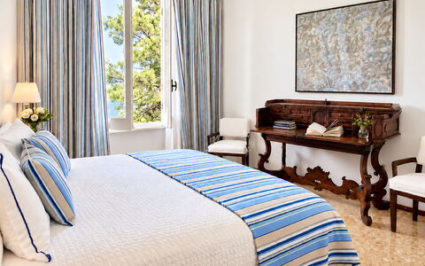 Portofino Luxury Villa – Private Sea Access & Car-: Mueble, Diseño De Interiores, Habitación, Cama, Linos, Suelo, Piso, Textil, Sábana, Lecho