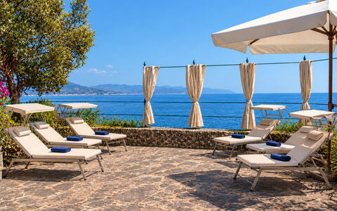 Portofino Luxury Villa – Private Sea Access & Car-: Azul, Agua, Cuerpo De Agua, Mueble Para Exteriores, Mueble, Mar, Recurso, Costeras Y Los Accidentes Geográficos Oceánico, Costa, Paraguas