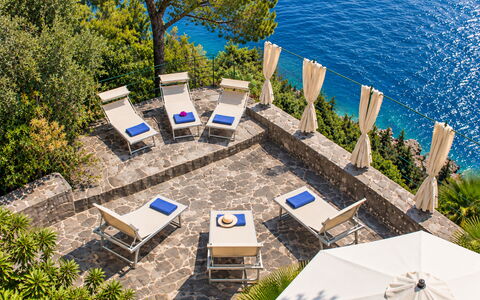 Portofino – Private Sea Access & Car-Free Luxury H: Azul, Cuerpo De Agua, Mueble, Mueble Para Exteriores, Mar, Costeras Y Los Accidentes Geográficos Oceánico, Costa, Silla, Recurso, Oceano