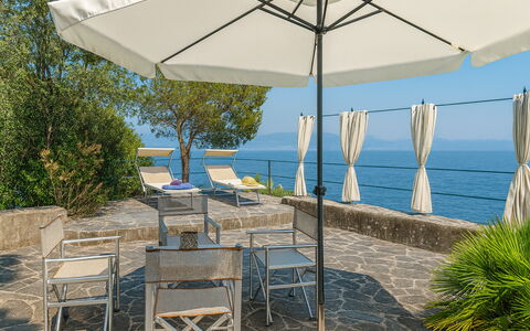 Portofino: Mueble, Mueble Para Exteriores, Mar, Mesa, Sombra, Costeras Y Los Accidentes Geográficos Oceánico, Silla, Mesa Al Aire Libre, Oceano, Costa