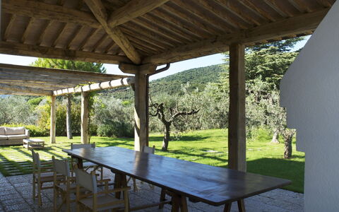 Castelprile: Madera, Columna, Mueble Para Exteriores, Mueble, Sombra, Porche, Estructura Al Aire Libre, Mesa Al Aire Libre, Haz, Techo