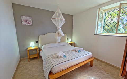 Villa Il Giardino: Mueble, Cama, Diseño De Interiores, Suelo, Habitación, Piso, Sábana, Madera, Lecho, Habitación