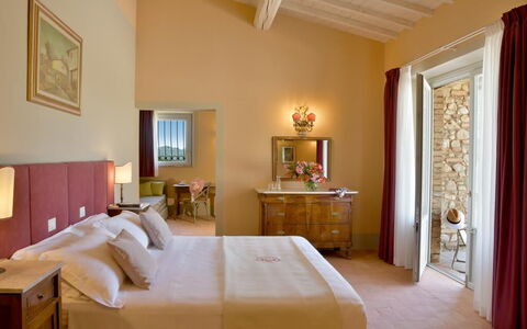 Villa Il Noccioleto: Mueble, Pared, Diseño De Interiores, Habitación, Cama, Piso, Suelo, Habitación, Marco De La Cama, Encendiendo