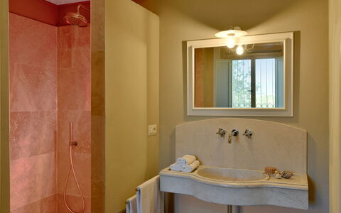 Villa Il Noccioleto: Baño, Lavabo Del Baño, Arreglo De Tubería, Pared, Diseño De Interiores, Piso, Lavabo, Suelo, Grifo, Espejo
