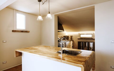 Villa Dedalo: Diseño De Interiores, Mostrador, Pared, Piso, Madera, Mueble, Techo, Cocina, Lámpara, Gabinetes