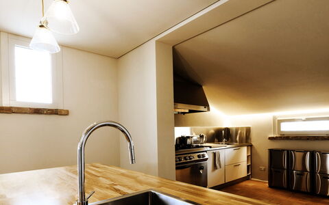 Villa Dedalo: Cocina, Mostrador, Diseño De Interiores, Madera, Techo, Lámpara, Piso, Aparato De Cocina, Encendiendo, Fregadero