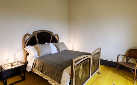 Villa Dedalo: Cama, Habitación, Mueble, Lecho, Sábana, Madera, Diseño De Interiores, Suelo, Piso, Marco De La Cama
