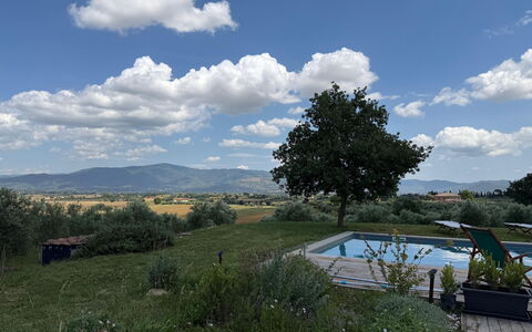 Villa Dedalo: Cielo, Azul, Paisaje, El Terreno Del Lote, Jardín, Paisajismo, Mueble Para Exteriores, Cúmulo, Plantación