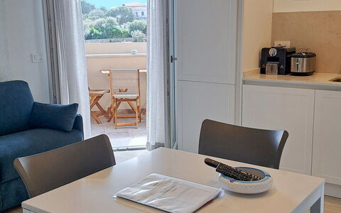 Smeralda Apartment: Mueble, Diseño De Interiores, Piso, Silla, Mesa, Suelo, Madera, Cocina Y Comedor Mesa, Comedor, Encendiendo