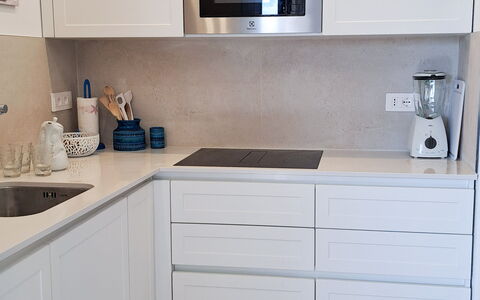 Smeralda Apartment: Gabinetes, Cocina, Piso, Aparato De Cocina, Madera, Mostrador, Mueble, Diseño De Interiores, Suelo, Electrodoméstico