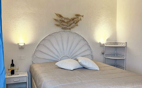 Smeralda Apartment: Cama, Habitación, Lecho, Sábana, Mueble, Diseño De Interiores, Madera, Linos, Suelo, Piso