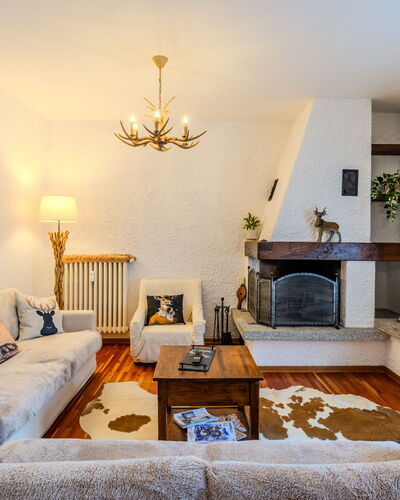 Maison Ginevra: Mueble, Diseño De Interiores, Madera, Sofá, Habitación, Sala, Techo, Encendiendo, Casa, Piso