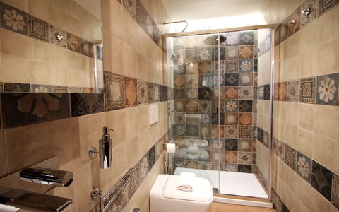 La Casa sulla Piazza: Arreglo De Tubería, Baño, Piso, Diseño De Interiores, Loseta, Suelo, Asiento Del Baño, Plomería, Baño, Grifo