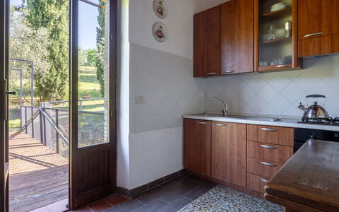 Podere le Lune with Pool, San Gimignano: Madera, Piso, Manchas De Madera, Madera Dura, Cocina, Mostrador, Gabinetes, Cocina Y Comedor Mesa, Barniz, Loseta