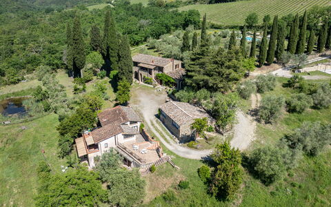 Podere le Lune with Pool, San Gimignano: Casa, Casa, Arbusto, Paisaje, Techo, Área Rural, Cabaña, El Terreno Del Lote, Inmuebles, Planta De La Comunidad