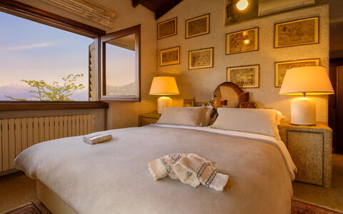 Isa Villa: Pared, Habitación, Casa, Encendiendo, Marco, Mueble, Habitación, Cama, Marco De La Cama, Lecho