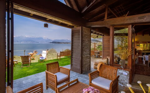 Isa Villa: Madera, Recurso, Cabaña, Porche, Casa, Eco Hotel, Puerta, Cubierta, Madera Dura, Sombra