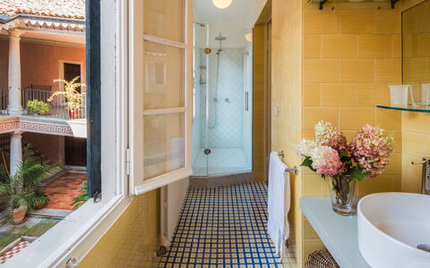 Romantica 16: Diseño De Interiores, Suelo, Arreglo De Tubería, Baño, Plomería, Loseta, Planta De Casa, Manchas De Madera, Diseño, Asiento Del Baño