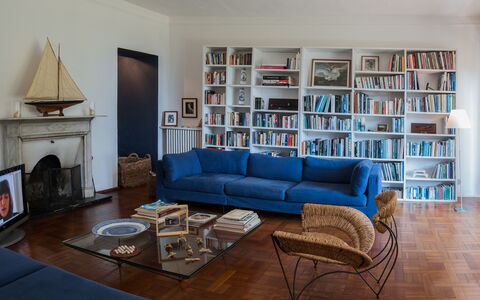 Romantica 16: Mueble, Librero, Diseño De Interiores, Sofá, Piso, Estantería, Sala, Estante, Suelo, Habitación