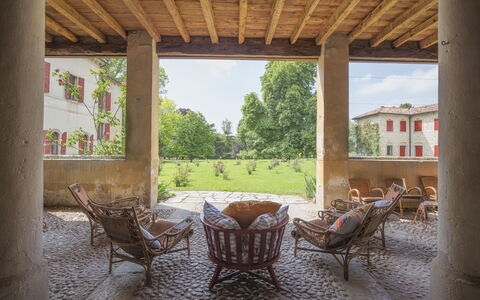 Jasmine Villa: Arquitectura, Jardín, Césped, Hacienda, Sombra, Yarda, Mueble Para Exteriores, Patio Interior, Silla, Columna