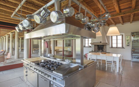 Jasmine Villa: Cocina, Techo, Diseño De Interiores, Mueble, Mostrador, Lámpara, Aparato De Cocina, Gabinetes, Cocina Y Comedor Mesa, Electrodoméstico