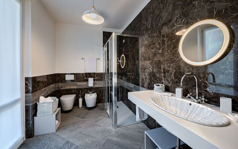 Angela Villa: Diseño De Interiores, Piso, Baño, Arreglo De Tubería, Suelo, Lavabo Del Baño, Techo, Grifo, Lavabo, Encendiendo
