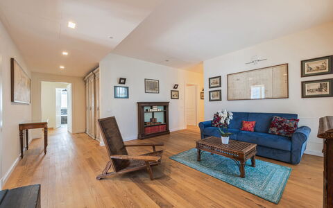 Angela Villa: Mueble, Diseño De Interiores, Piso, Suelo, Sofá, Suelos De Madera, Madera, Techo, Habitación, Sala