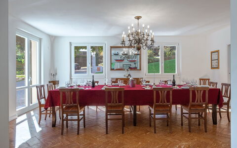 Angela Villa: Mueble, Diseño De Interiores, Piso, Mesa, Techo, Madera, Silla, Habitación, Suelo, Comedor
