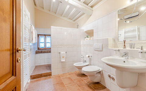 Chateau la Siroque: Piso, Arreglo De Tubería, Diseño De Interiores, Baño, Suelo, Techo, Lavabo Del Baño, Grifo, Plomería, Lavabo