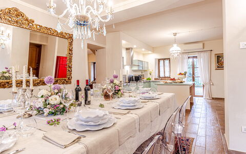 Chateau la Siroque: Mueble, Diseño De Interiores, Mesa, Techo, Comedor, Silla, Textil, Piso, Habitación, Cocina Y Comedor Mesa