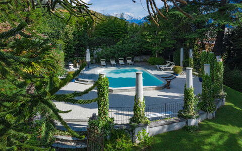 Camilla Villa: Piscina, Jardín, Sombra, Mueble Para Exteriores, Paisajismo, Recurso, Hojas Perennes, Eco Hotel, Paraguas