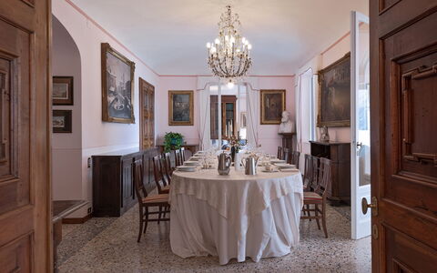 Camilla Villa: Mueble, Diseño De Interiores, Mesa, Piso, Madera, Silla, Suelo, Comedor, Techo, Encendiendo