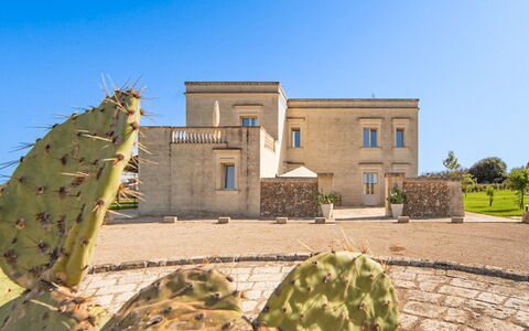 Masseria Ficalindia: Cielo, Fachada, Arquitectura, Casa, Inmuebles, Mansión, Villa, Paisajismo, Entrada De Coches