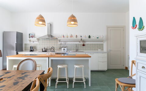 Masseria Ficalindia: Mueble, Diseño De Interiores, Cocina, Piso, Gabinetes, Mostrador, Madera, Suelo, Techo, Lámpara