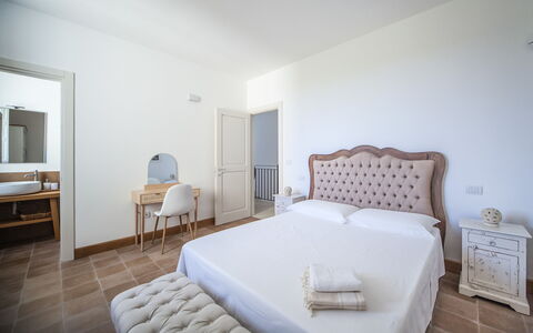 Masseria Ficalindia: Diseño De Interiores, Habitación, Suelo, Mueble, Cama, Piso, Habitación, Lecho, Sábana, Departamento