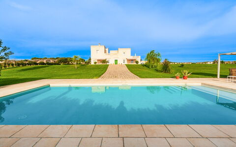 Masseria Ficalindia: Azul, Piscina, Jardín, Césped, Paisajismo, Villa