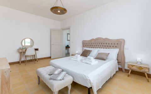 Masseria Ficalindia: Mueble, Cama, Habitación, Lecho, Madera, Sábana, Diseño De Interiores, Suelo, Marco De La Cama, Piso