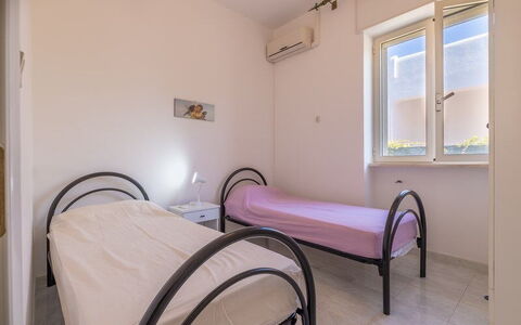 Villetta Bluette, Marina di Mancaversa: Suelo, Piso, Habitación, Diseño De Interiores, Cama, Casa, Techo, Marco De La Cama, Habitación, Puerta
