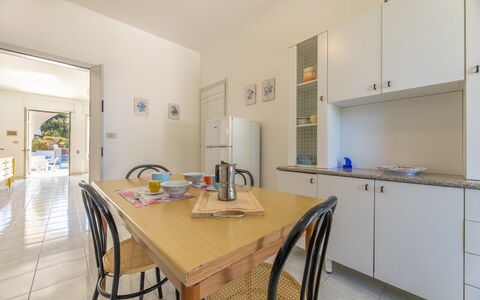 Villetta Bluette, Marina di Mancaversa: Piso, Diseño De Interiores, Mueble, Suelo, Techo, Mostrador, Habitación, Cocina, Cocina Y Comedor Mesa, Gabinetes