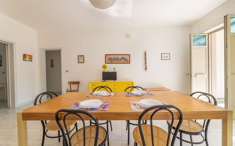 Villetta Bluette, Marina di Mancaversa: Mueble, Diseño De Interiores, Piso, Pared, Suelo, Madera, Mesa, Cocina Y Comedor Mesa, Comedor, Silla