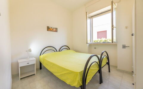 Villetta Bluette, Marina di Mancaversa: Cama, Habitación, Suelo, Diseño De Interiores, Piso, Sábana, Lecho, Habitación, Techo, Marco De La Cama