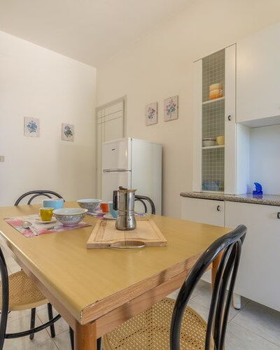 Villetta Bluette, Marina di Mancaversa: Piso, Diseño De Interiores, Mueble, Suelo, Techo, Mostrador, Habitación, Cocina, Cocina Y Comedor Mesa, Gabinetes