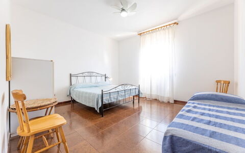 Appartamento Smeraldo, Gallipoli: Suelo, Piso, Madera, Habitación, Cama, Mueble, Sábana, Diseño De Interiores, Techo, Lecho