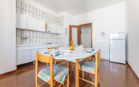 Appartamento Smeraldo, Gallipoli: Piso, Diseño De Interiores, Suelo, Techo, Habitación, Departamento, Manchas De Madera, Silla, Comedor