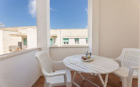Appartamento Smeraldo, Gallipoli: Departamento, Mueble, Suelo, Balcón, Silla, Mueble Para Exteriores, Mesa De Café, Hotel, La Luz Del Día